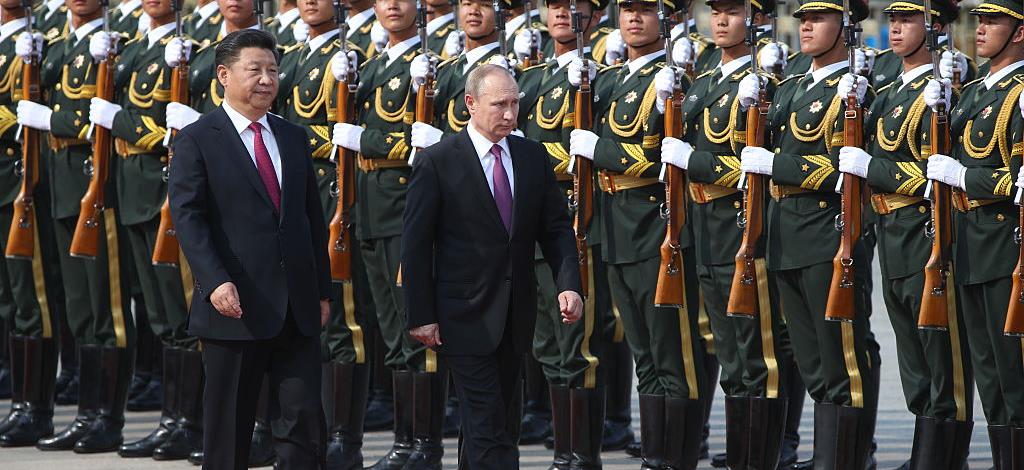 Russian President Putin (right) and Chinese President Xi (left) attend a June 25, 2016, welcoming ceremony in Beijing during Putin’s state visit to China. © Mikhail Svetlov/Getty Images